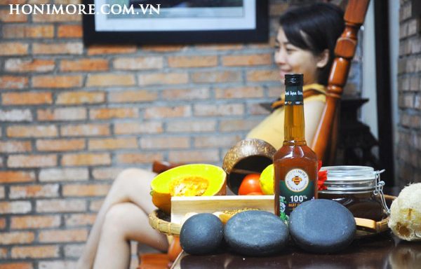 Tẩy tế bào chết cho da bằng mật ong chín Honimore 2 mật ong
